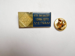 Beau Pin's , Armée Militaire ,  4th Infantry , Vietnam , Army US - Militaria