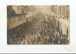 BENFELD CARTE PHOTO RUE  AVEC CIVILS ET MILITAIRES TRES ANIMEE (MAGASIN JOSEPH ET ZENTNER ET COMMERCES) 1918 - Benfeld