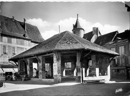 Martel * Vue Sur La Halle * Automobile Voiture Ancienne - Andere & Zonder Classificatie