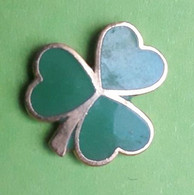 R88 Pin's MÉDICAL Logo Marque Laboratoire Pharmacie Qualité EGF Tréfle Irlande Eire Signé Solvar Achat Immédiat - Médical