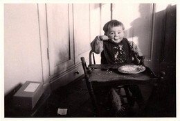 Photo Originale A Manger ! Bébé à L'Heure De La Bouillie Sur Chaise Haute Et Apprentissage De La Cuillère Vers 1940. - Anonieme Personen