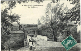 CHARBOGNE - Le Château - Plusieurs Personnes Posent Devant L'entrée - TBE - R/V - Sonstige Gemeinden