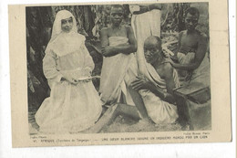 Pays De Tanganyika (Tanzanie) : GP D'une Soeur Blanche Soignant Une Homme Mordu Par Un Lion  En 1930 (animé) PF. - Tanzania