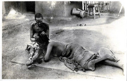 A. O. F. - Carte Photo - GUINEE < COIFFEUSE - Guinée