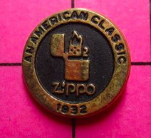 813d Pin's Pins / Beau Et Rare / THEME : MARQUES / BRIQUET ZIPPO AN AMERICAN CLASSIC 1932 - Marcas Registradas