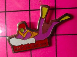 813d Pin's Pins / Beau Et Rare / THEME : SPORTS / Très Peu Commun NAGE EN EAU VIVE PALMES - Zwemmen