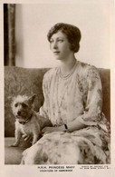 Famille Royales * Carte Photo * H.R.H. Princess Mary Countess Of Harewood * Dog Chien * Royauté Royalty Uk - Royal Families