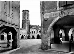 Castillonnès * La Place Du Marché Et Les Arcades - Autres & Non Classés