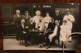 Carte Photo 1910's CPA Ak Commerce Maison E. BERNIER Restaurant IDF Chef Avec Toque Champagne - Ristoranti