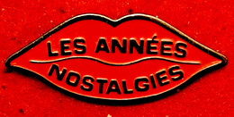 SUPER PIN'S MUSIQUE-ECRITURE : "LES ANNEES NOSTALGIES" Super Visuel "LEVRES" Signé Editions Montparnasses 1993 - Muziek