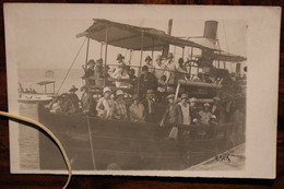 Carte Photo 1920's CPA Ak Vacances Groupe Amis Famille Bateau Vapeur Navire Bromure Animée - Autres & Non Classés