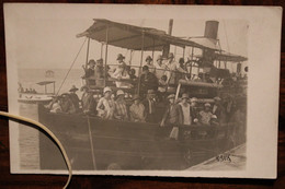 Carte Photo 1920's CPA Ak Vacances Groupe Amis Famille Bateau Vapeur Navire Bromure Animée - Otros & Sin Clasificación