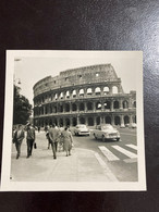 PHOTO ORIGINALE  VOITURE AUTOMOBILE FIAT ? ITALIE ROMA ROME DEVANT LA COLISEE 1965 - Automobili