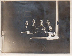 1V12 Sv  Photo 4 Femmes Devant Une Machine à écrire Secrétaires? - Beroepen