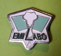 R121 Pin's Médical Dent Dentiste Laboratoire EMI LABO EMILABO SAINT ALBAN LEYSSE Savoie Achat Immédiat - Médical