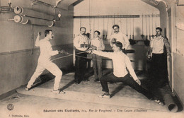Une Leçon D'Escrime (la Fente) Réunion Des Etudiants, Rue De Vaugirard - Edition J. Desfeuille) Carte De 1907 - Fechten