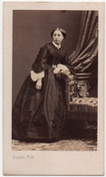 CDV Circa 1865 Par Disdéri à Paris. Portrait D'une Femme. Robe. - Alte (vor 1900)