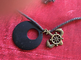 Vintage- Bel Effet Koh-Lanta - Bijoux  Ancien Collier Des Îles En Corde -☛Ancre Marine-gouvernail- Boubou - Gli-gli-☛ - Necklaces/Chains
