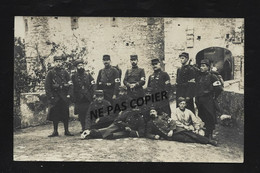 CP  Photo  Neuve /groupe De Soldats Avec Le Brassard Croix Rouge /entée D Un Chateau? - Guerre 1914-18