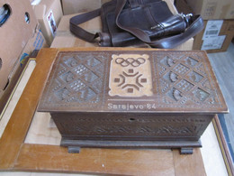 Old Wooden Box Sarajevo Olympics, Hand Carved Big Box Sarajevo 84 Braca Niksic Konjic Yu Neretva - Bekleidung, Souvenirs Und Sonstige