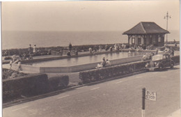 ANGLETERRE - CLACTON ON SEA - CARTE PHOTO - BASSIN PRES DE LA MER - AUTO AUTOMOBILE A DEFINIR - BUS STOP ARRET DE BUS - Clacton On Sea