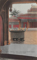 Tonkin:  Annam.   Hué    Une Urne En Bronze Sculpté Dans Une Cour Du Palais       (voir Scan) - Vietnam