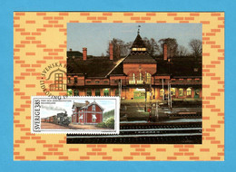 Schweden / Sverige 1996  Mi.Nr. 1937 , Schwedische Häuser "Post Und Bahnhof" - Maximum Card - 19.4.1996 - Cartes-maximum (CM)
