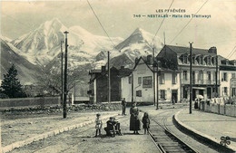 Nestalas * La Halte Des Tramways Tram * Gare * Ligne Chemin De Fer * Villageois - Autres & Non Classés