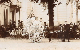 Lot 2 Cartes Photos Attelage Cheval Avec Char 2 Roues Entièrement Décoré De Fleurs Avec Jeunes Filles à Localiser - Carnaval