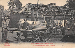 Cambodge     Phnom-Penh   Le Palanquin Du Roi Et Ses Porteurs    (voir Scan) - Kambodscha