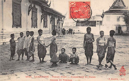 Cambodge     Phnom-Penh   Domesticité Du ¨Palais. Groupe De Femmes    (voir Scan) - Cambodge