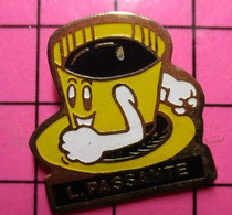 813d Pin's Pins / Beau Et Rare / THEME :  BOISSONS / L. PASSANTE (pas Brassens) TASSE DE CAFE Le Sucre Est Au Fond ! - Boissons