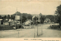 Hesdin * Vue Sur Le Passage à Niveau * Route * Ligne Chemin De Fer * Wagons - Hesdin