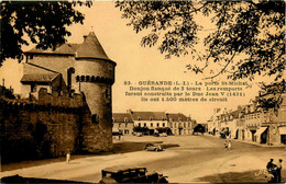Guérande * Place Et La Porte St Michel * Automobile Voiture Ancienne - Guérande