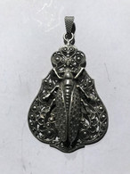 13 CIGALE PENDENTIF MEDAILLON  FOLKLORE METAL ARGENTE PROVENCE CAMARGUE PROVENCALE - Colgantes