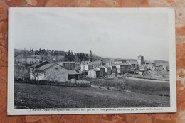 SAINT-JEAN-SOLEYMIEUX (42) - VUE GENERALE EN ARRIVANT PAR LA ROUTE DE ST-BONNET - Saint Jean Soleymieux