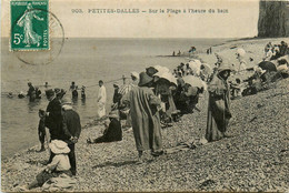 Sassetot Le Mauconduit * Village Hameau Petites Dalles * Sur La Plage à L'heure Du Bain * Baigneurs - Autres & Non Classés