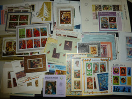 PHILATELIE LOT DE TIMBRES, 98 BLOCS, 2 FEUILLETS, ENSEMBLE DE 193 TIMBRES ENVIRONS DENTELES ET NON DENTELES - STAMPS - Vrac (min 1000 Timbres)