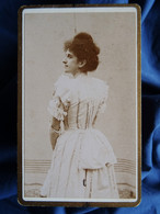 Photo CDV Anonyme - Femme En Tenue De Soirée, Long Gants, De Dos, Circa 1890-95 L576B - Alte (vor 1900)