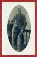 Carte Photo Militaria - Soldat Hussard Dragon Avec Sabre - Uniformi