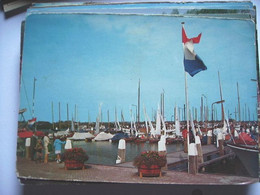 Nederland Holland Pays Bas Enkhuizen Met Vlag In Top Bij Jachthaven - Enkhuizen