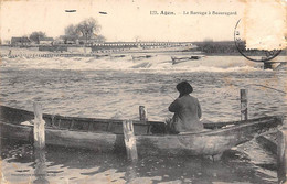 Agen       47         Le Barrage A Beauregard. Pêcheur Dans Une Barque. Timbre Arraché     (voir Scan) - Agen