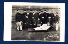 Carte-photo. Soldats Allemands Et Blessé En Civière. En Souvenir De 1914 - Weltkrieg 1914-18