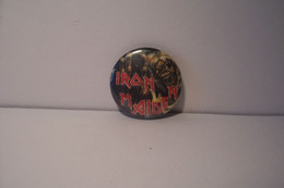 BADGE  - IRON  MAIDEN    - No Paypal - Objets Dérivés