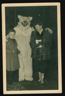 Orig. Foto Um 1940 Mutter Und Sohn Umarmt Von Einem Eisbär, Posieren, Eisbär Vermenschlicht - Personnes Anonymes