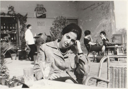 12721.   Fotografia Vintage Donna Femme Al Bar Aa '50 Italia - 12,x8,5 - Anonyme Personen