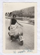 12728.  Fotografia Vintage Donna Femme In Vespa 1951 Mormanno Cosenza Italia - 9x6 - Personnes Anonymes