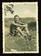 Orig. Coloriert Foto Um 1940 Frühes Farbfoto, Junge Pimpf Youth, Sitzt Im Gras Umrahmt Von Wiesenblumen - Anonieme Personen