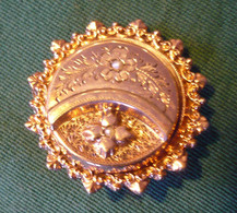 ältere Brosche/Anhänger Goldfarben Mit Perle (974) - Broches