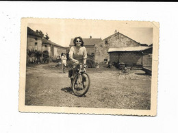 70 - Photo  Non Titrée  Prise à  Vernois-sur-Mance ( Haute-Saône ) - 1957 - Autres Communes